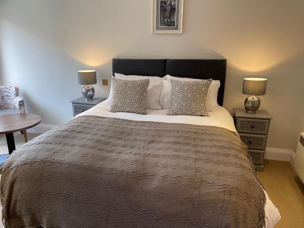 The Crown Of Cookham Hotel Buitenkant foto