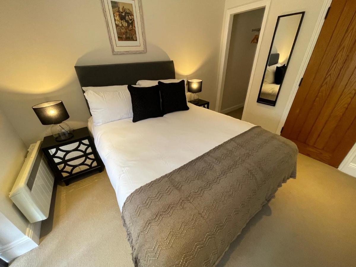 The Crown Of Cookham Hotel Buitenkant foto