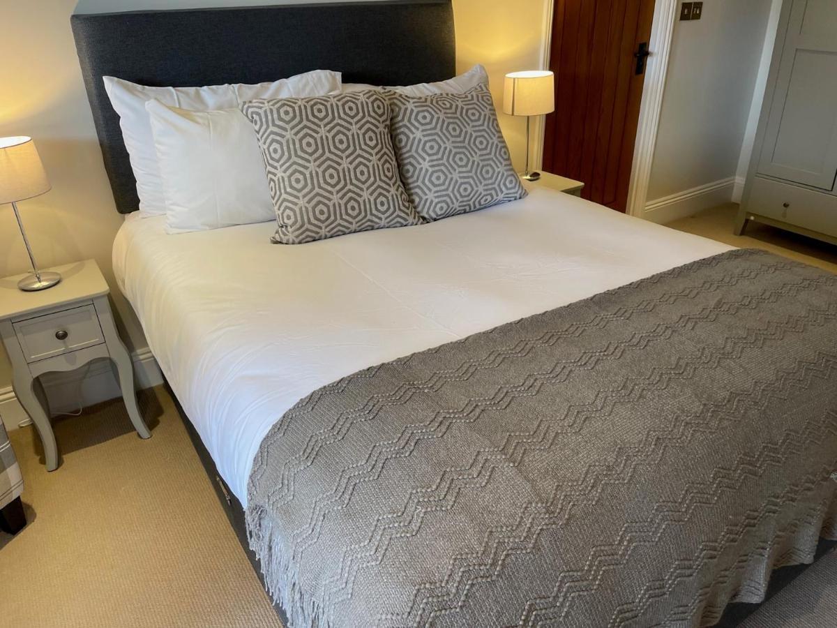 The Crown Of Cookham Hotel Buitenkant foto